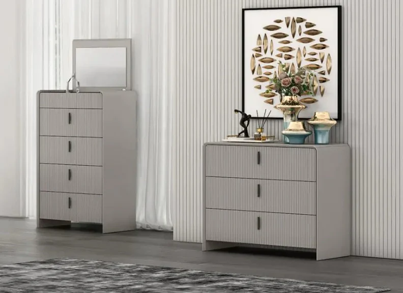 Cavelli Four Drawer Chest W/Mirror
